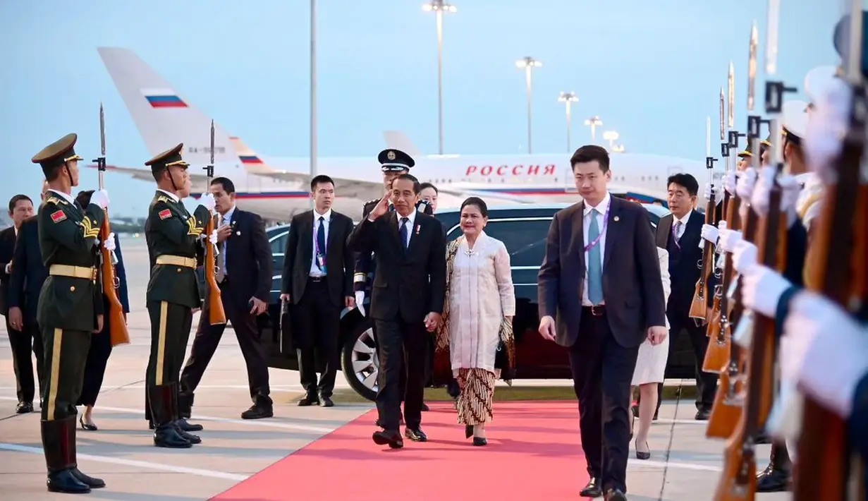 Iriana Jokowi tampil elegan berkebaya putih. Penampilannya dipadukan dengan kain batik yang serasi antara rok dan selendang yang dikenakannya. [Foto: Instagram/jokowi]
