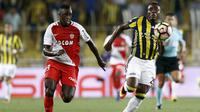 Bek Monaco, Benjamin Mendy, beradu cepat dengan pemain Feberbahce, Emmanuel Emenike, pada laga kualifikasi Liga Champions di Stadion Sukru Saracolu, Istambul, Rabu (27/7/2016). (EPA/Sedat Suna)