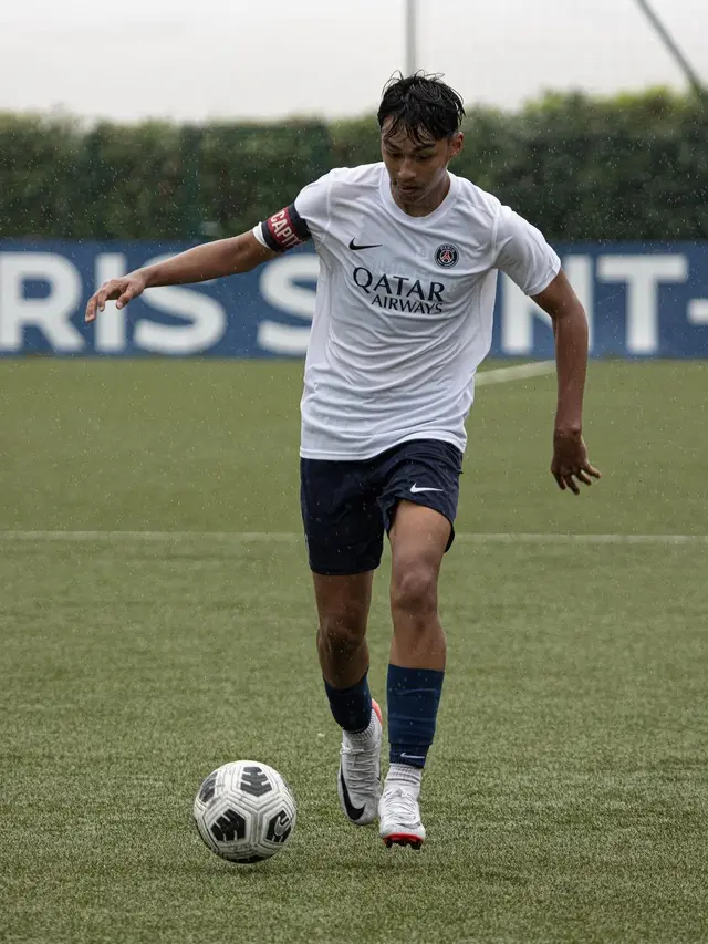 Menjalani Akademi Paris Saint Germain (PSG)
