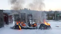 Satu unit mobil listrik Tesla Model S terbakar di sebuah stasiun pengisian tenaga listrik di Norwegia. 