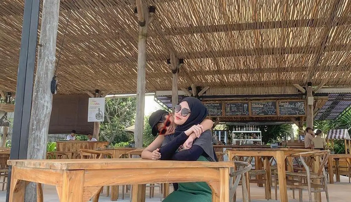 7. Ini potretnya kala berpose manis bareng adiknya, Ferdi. (Instagram/putridelinaa).