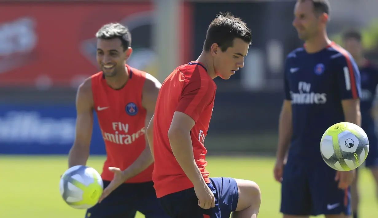 Gelandang PSG, Giovani Lo Celso, melakukan juggling saat latihan di Miami Shores, Florida, Senin (17/7/2017). PSG bersiap menghadapi turnamen International Champions Cup. (AP/Carl Juste)