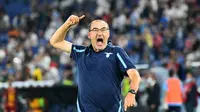 Sarri berlari yang merayakan kemenangan Lazio ke arah para suporter. Mantan pelatih Chelsea itu langsung diberikan burung elang hidup yang dibawa suporter sebagai lambang klub ikonik. (AFP/Vincenzo Pinto)