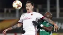 Aksi pemain Milans, Lucas Biglia (kiri) berebut bola dengan pemain Ludogorets, Jody Lukok pada laga 32 besar Liga Europa di Ludogorets Arena, Razgrad, Bulgaria, (15/2/2018). AC milan menang 3-0. (AP Photo)