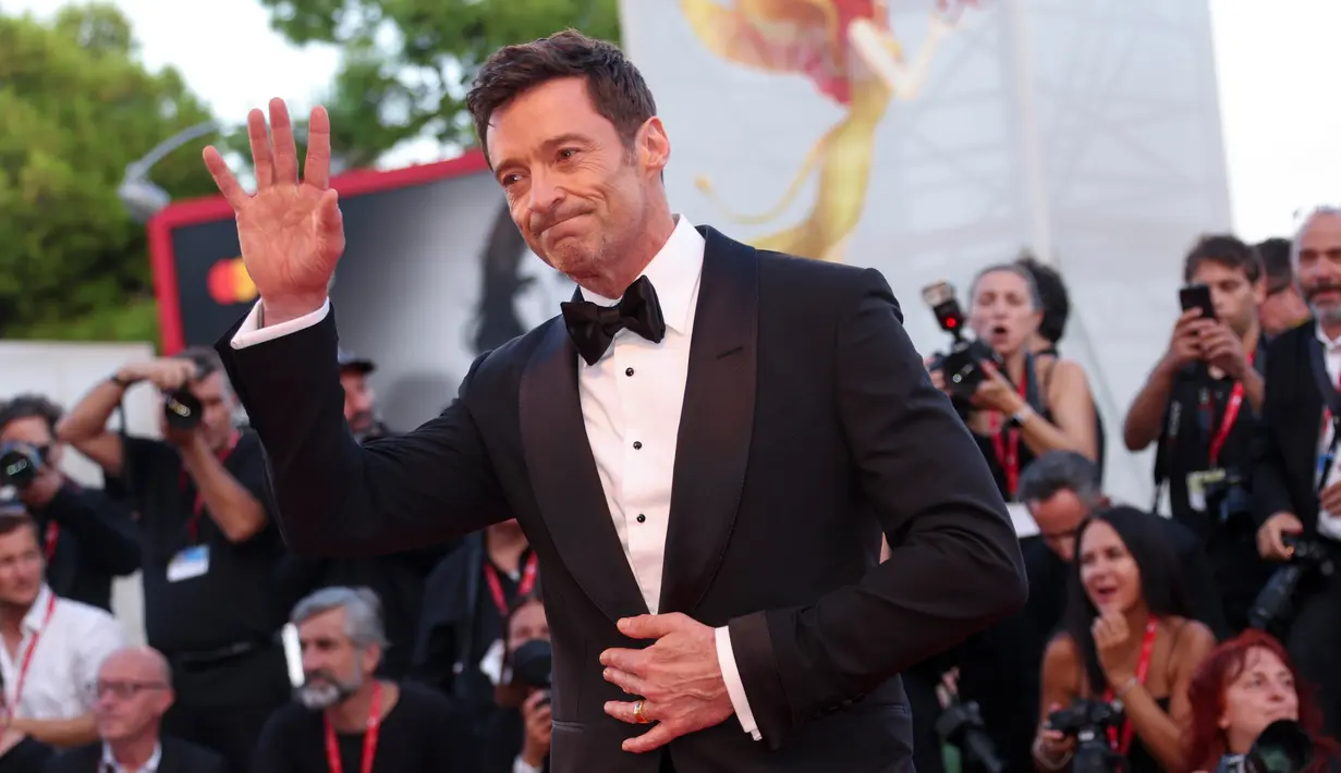 Hugh Jackman berpose untuk fotografer setibanya di pemutaran perdana film 'The Son' selama Festival Film Venesia edisi ke-79 di Venesia, Italia, Rabu (8/9/2022). Pesona aktor asal Australia tersebut tak pernah luntur, Jackman terlihat menyapa penonton yang hadir. (Joel C Ryan/Invision/AP)