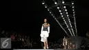 Model membawakan busana rancangan Lulu Lutfi Labibi bertema "Eyes to the Future" di Jakarta Fashion Week 2016 di Jakarta, Jumat (30/10). Pemilihan Dewi Fashion Knights (DFK) juga dilakukan oleh Dewi Fashion Panel. (Liputan6.com/Herman Zakharia)