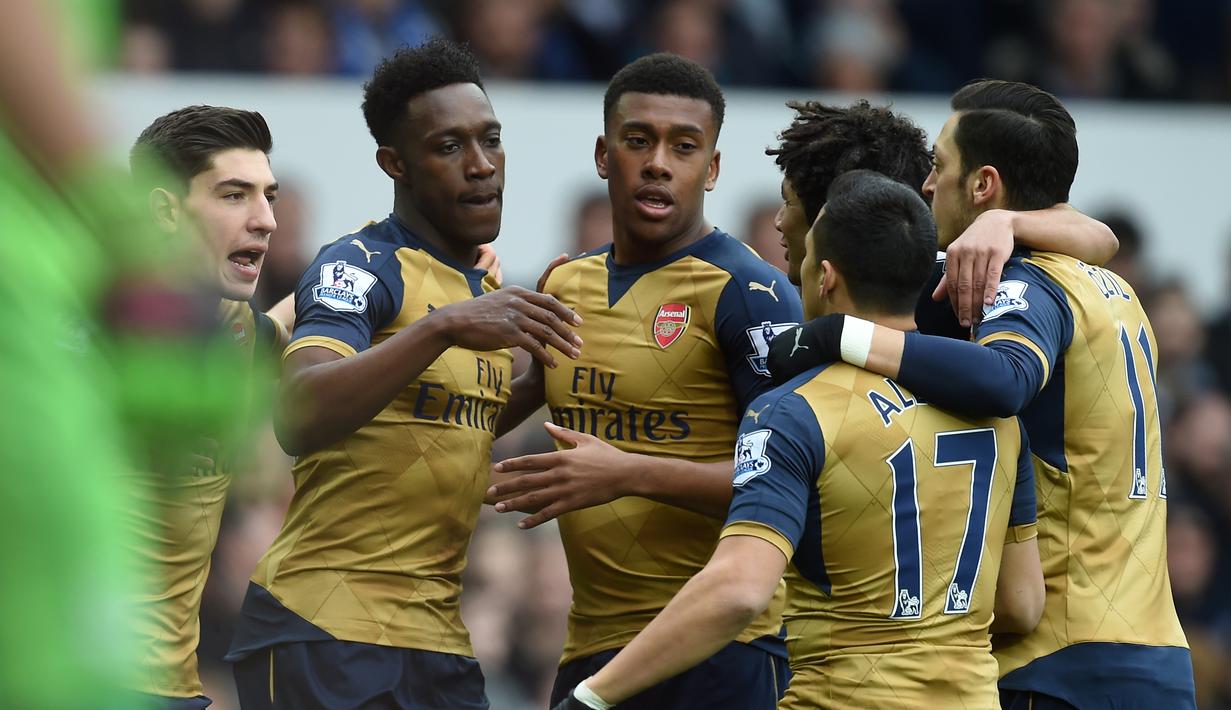 Pemain Arsenal merayakan gol yang dicetak Danny Welbeck ke gawang Everton dalam laga Liga Inggris di Stadion Goodison Park, Sabtu (19/3/2016). (AFP/Paul Ellis)