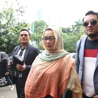 Reza Artamevia dan Ramdan di Polda Metro Jaya (Nurwahyunan/bintang.com)