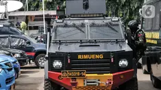 Kendaraan lapis baja dan Pasukan Brimob Polri berjaga saat sidang perdana Ferdy Sambo di Pengadilan Negeri Jakarta Selatan, Senin (17/10/2022). Kepolisian menurunkan personel Brimob untuk menjaga keamanan jalannya sidang perdana Ferdy Sambo terkait kasus pembunuhan Brigadir J.(Merdeka.com/Iqbal S. Nugroho)