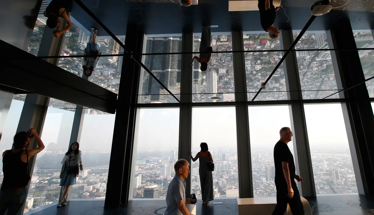 Wisatawan melihat pemandangan Kota Bangkok dari gedung King Power Mahanakhon, Thailand, Rabu (21/11). (AP Photo/Sakchai Lalit)