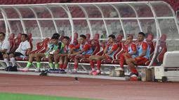 Bench pemain cadangan Persija Jakarta saat menghadapi Persis Solo pada laga pekan ke-31 BRI Liga 1 2023/2024 di Stadion Utama Gelora Bung Karno (SUGBK) Senayan, Jakarta, Rabu (17/4/2024) malam WIB. (Bola.com/M Iqbal Ichsan)