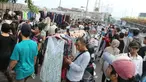 Suasana konsumen saat berbelanja di pedagang kaki lima kawasan luar Pasar Senen, Jakarta, Minggu (1/12/2019). Pedagang kaki lima di luar kawasan pasar senen menolak relokasi di pasar kenari, rencananya akan dipindahkan pada 1 Desember 2019 ini. (Liputan6.com/Herman Zakharia)