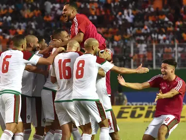 Para pemain Maroko merayakan kemenangan atas Pantai Gading pada Kualifikasi Piala Dunia 2018 di Stadion Félix Houphouët-Boigny, Abidjan, Sabtu (11/11/2017). Pantai Gading kalah 0-2 dari Maroko. (AFP/Issouf Sanogo)