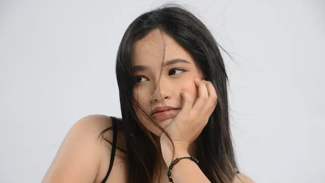 7 Potret Shakiena Azalea Putri Pasha Ungu yang Kini Jadi Vokalis Band