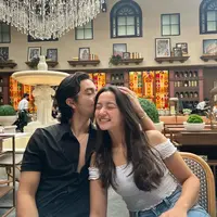 Megan juga mendapatkan ciuman hangat dari Bryan Domani, sang kakak (Instagram/megandomani1410)