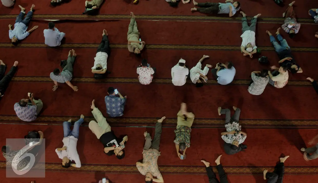 Jemaah usai melaksanakan Salat Jumat di Masjid Istiqlal, Jakarta, Jumat (10/6). Umat muslim memadati masjid Istiqlal menunaikan shalat Jumat pertama di bulan Ramadan 1437 H. (Liputan6.com/Gempur M Surya)