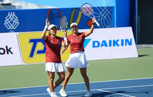 Petenis ganda putri Indonesia, Aldila Sutjiadi/Janice Tjen, berhasil merebut medali emas SEA Games 2025 di National Tennis Development Center, Nonthanburi, pada Jumat (19/12/2025). (NOC Indonesia)