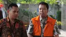 Anggota DPR RI nonaktif Muhammad Romahurmuziy (kanan) tiba di Gedung KPK, Jakarta, Rabu (24/7/2019). Romy diperiksa sebagai tersangka terkait dugaan menerima suap dalam jual beli jabatan di Kemenag Jawa Timur. (merdeka.com/Dwi Narwoko)