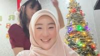 Hal itu kembali terlihat di momen Natal, Aleen tampak menggoda sang kakak dengan lagu Natal. [Instagram.com/larissachou]