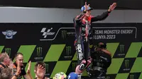 Aleix Espargaro merayakan kemenangan di MotoGP Catalunya. (LLUIS GENE / AFP)