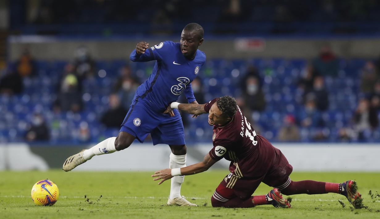 Gelandang Chelsea, N'Golo kante, berebut bola dengan gelandang Leeds United, Raphinha, dalam laga lanjutan Liga Inggris pekan ke-11 di Stamford Bridge, London, Sabtu (5/12/2020). Chelsea menang 3-1 atas Leeds United. (Pool via AP/Matthew Childs)