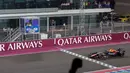 Pembalap Red Bull Racing, Max Verstappen melintasi garis finis dalam ajang balap Formula 1 GP Qatar 2025 di Sirkuit Lusail, Lusail, Qatar, Minggu (30/11/2025) waktu setempat. (AFP/Andrej Isakovic)