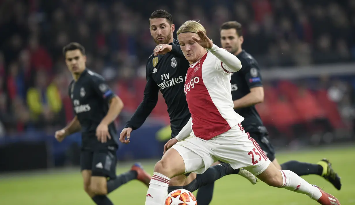Aksi gelandang Ajax, Kasper Dolberg pada leg 1, 16 besar Liga Champions yang berlangsung di stadion Amsterdam Arena, Amsterdam, Kamis (14/2). Ajax kalah 1-2 kontra Real Madrid (AFP/Emmanuel Dunand)