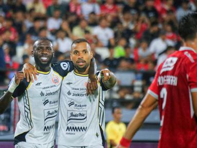 Pemain Persija Jakarta, Gustavo Almeida, melakukan selebrasi setelah mencetak gol ke gawang Bali United pada pekan ke-21 BRI Super League 2025/2026 di Stadion Kapten I Wayan Dipta, Minggu (15/2/2026) malam WIB. (Bola.com/Alit Binawan)