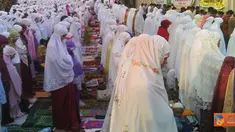 Ribuan umat Islam melakukan sholat Idul Fitri 1432 Hijriah di halaman Masjid Al-Husna, Tanjung Priok, Jakarta Utara, Selasa, (30/8).