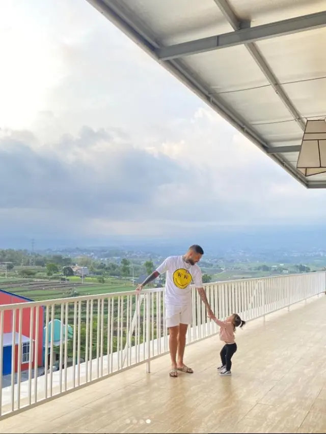 Jadi Ayah Dua Anak, Ini 6 Potret Diego Michiels saat Momong Buah Hati