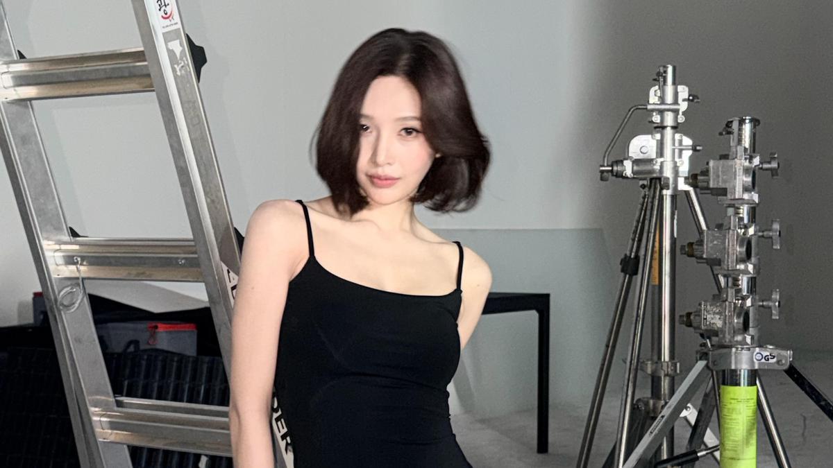 Gaya Baru Joy Red Velvet: Bob Pendek Sleek, Monokrom yang Elegan