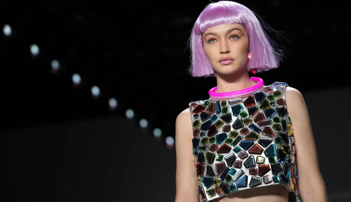 Model Gigi Hadid memperagakan koleksi Fall/Winter 2018 dari Jeremy Scott dalam New York Fashion Week, AS (8/2). Supermodel berusia 22 tahun ini tampil cantik dengan wig berwarna pink. (AP Photo/Mary Altaffer)