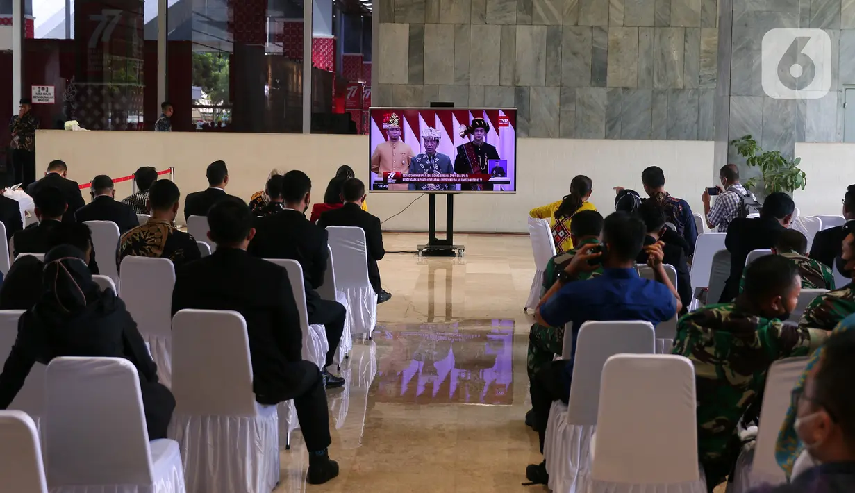 Sejumlah wartawan dan pegawai menyaksikan pidato kenegaraan Presiden Joko Widodo atau Jokowi dalam Sidang Tahunan MPR, DPR, DPD di Gedung Nusantara, Jakarta, Selasa (16/8/2022). Di Gedung Nusantara, Presiden Jokowi akan menyampaikan pidato pada Sidang Tahunan MPR RI Tahun 2022 dan pidato kenegaraan dalam rangka Hari Ulang Tahun (HUT) ke-77 Kemerdekaan RI pada Sidang Bersama DPR RI dan DPD RI Tahun 2022. (Liputan6 com/Angga Yuniar)