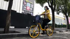 Seorang wanita melewati mal yang populer dengan klub malam dan barnya yang telah ditutup di Beijing, China, 15 Juni 2022. Otoritas China di Beijing menutup distrik perbelanjaan dan kehidupan malam utama menyusul lonjakan kasus COVID-19 terkait klub malam. (AP Photo/Ng Han Guan)