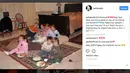 Bella memberikan ucapan selamat berlebaran kepada teman-teman dan saudaranya yang merayakannya. Ia menuliskan ucapan tersebut di caption foto yang diunggahnya di Instagram. (Instagram/Bellahadid)