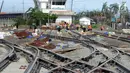 Pekerja menyelesaikan proyek pembangunan depo lokomotif di Cipinang, Jakarta, Jumat (29/12). Depo lokomotif tersebut merupakan bagian dari proyek pembangunan jalur rel dwiganda atau double-double track Manggarai-Cikarang. (Liputan6.com/JohanTallo)