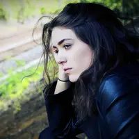 Jangan harapkan dia peka dengan kode yang luncurkan. Memangnya dia benar peduli?