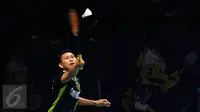 Tunggal putera Indonesia, Sony Dwi Kuncoro saat laga melawan pemain Hongkong Hu Yun di 16 besar BCA Indonesia Open, Jakarta, Kamis (6/2/2016). Sony kalah 12-21, 15-21, 16-21. (Liputan6.com/Helmi Fithriansyah)