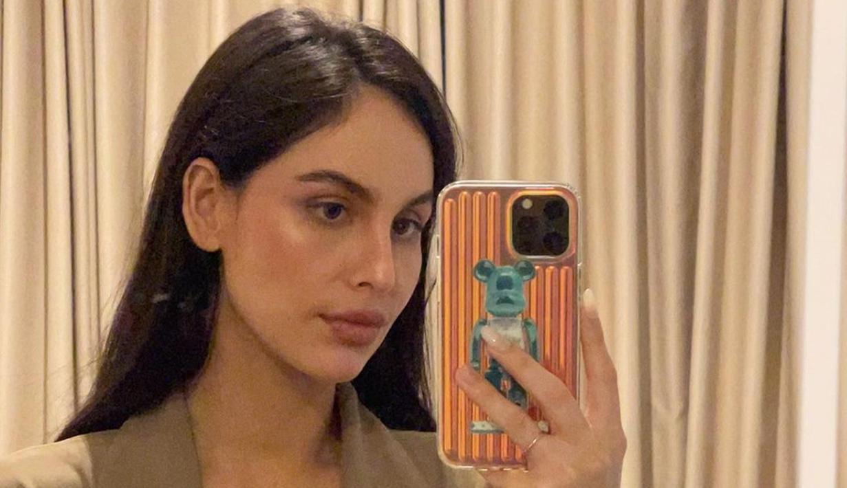 Aura menawan Sabina terlihat saat mirror selfie. Mantan Rafael Tan ini parasnya semakin menawan saja. Foto ini pun banjir like dan komentar dari netizen. Warganet terpesona akan kecantikan Sabina Paz. (Liputan6.com/IG/sabinapazz)
