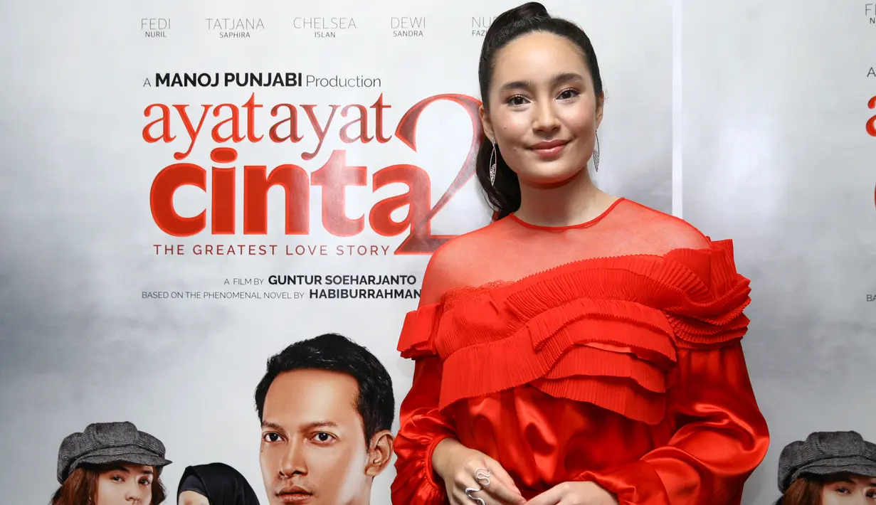 "Ini juga perbedaan cerita dari Ayat-Ayat Cinta pertama dan Ayat-Ayat Cinta 2, kalau dulu hanya fokus di Mesir dan isu dalamnya. Nah, ini di Edinburg ada Ibrani, ada Malaysia juga, jadi lebih luas lagi," tambah Fedi Nuril. (Nurwahyunan/Bintang.com)