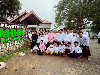Atta Halilintar terlihat melakukan kunjungan ke pondok pesantren serta masjid yang ada di AHHA Binnaumma. Dalam akun Instagram, ia juga menyebutkan jika pesantren tersebut sudah hampir selesai sekitar 85%. (Liputan6.com/IG/@attahalilintar)