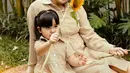 Alita pun beberapa kali tertangkap mengenakan busana yang kompakan dengan ibunya. Dalam busana yang kompak dan kembaran, keduanya pun tetap tampil stylish meski dipakai seorang ibu dan anak. (Liputan6.com/IG/@alicenorin)