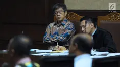 Mantan Dirut PT Quadra Solutions, Anang Sugiana Sudihardjo menyimak keterangan saksi pada sidang lanjutan dugaan korupsi pengadaan E-KTP di Pengadlian Tipikor, Jakarta, Kamis (26/4). Sidang mendengar keterangan saksi. (Liputan6.com/Helmi Fithriansyah)