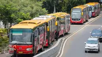 Deretan bus Transjakarta di kawasan Halte Harmoni, Jakarta, Rabu (6/1/2016). Mulai 17 Januari mendatang, penghuni rusunawa bisa gratis naik bus Transjakarta hanya dengan menunjukan KTP sesuai domisili rusun. (Liputan6.com/Faizal Fanani)