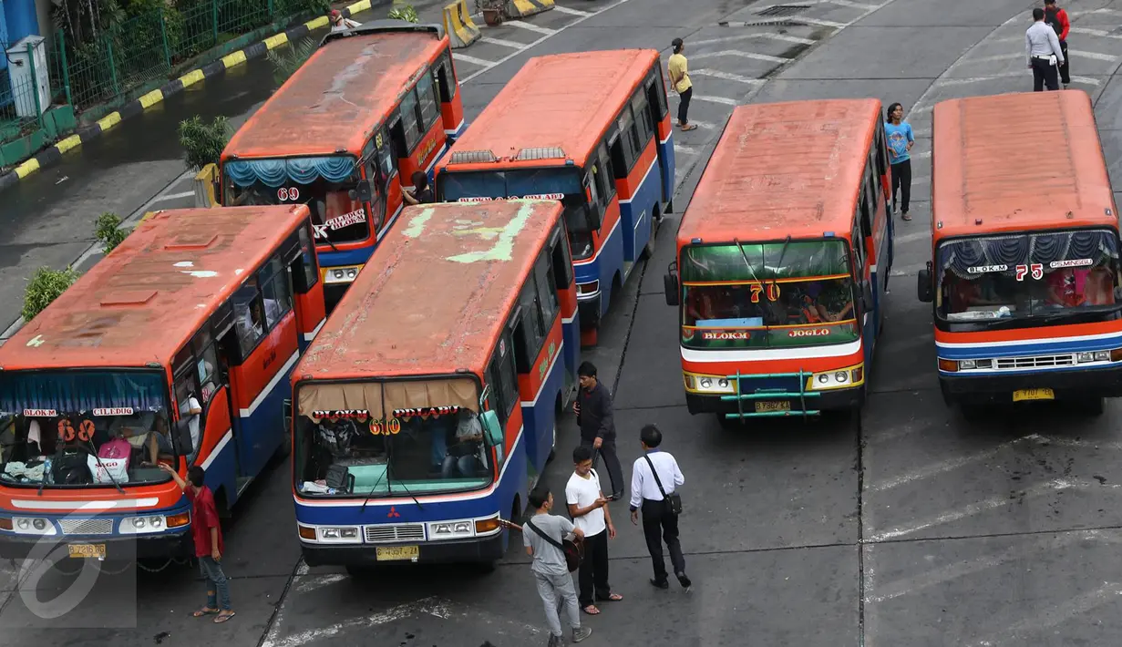 Angkutan umum menunggu penumpang di Terminal Blok M, Jakarta, Selasa (1/11). Berdasarkan data Organda DKI Jakarta, hampir 90% dari total sekitar 6.000 angkutan umum bus sedang sudah tidak layak jalan. (Liputan6.com/Immanuel Antonius)