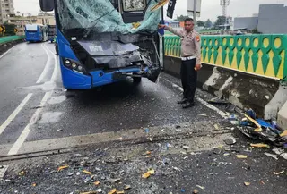 Bus TransJakarta 'Adu Banteng' di Koridor 13 Kebayoran-Cipulir