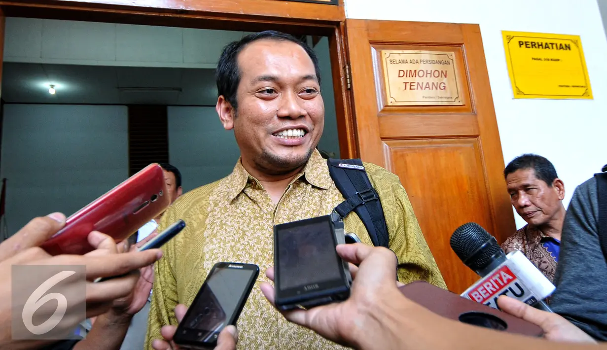 Tim kuasa hukum KPK, Zainal Abidin menjawab pertanyaan wartawan usai putusan sidang praperadilan mantan Wali Kota Makassar, Ilham Arief Sirajudin di PN Jaksel, Kamis (9/7/2015). (Liputan6.com/Yoppy Renato)