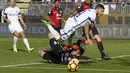 Pemain Mauro Icardi (atas) terjatuh saat dihadang kiper Cagliari, Gabriel Vasconcelos Ferreira pada lanjutan Serie A di Sant'Elia stadium,  Cagliari, (5/3/2017). Inter Milan menang 5-1. (EPA/Fabio Murru)