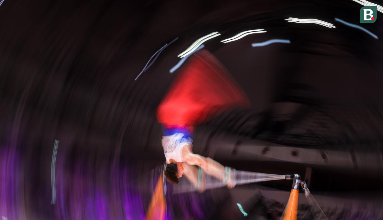 Pesenam Ceko beraksi pada nomor palang tunggal saat babak kualifikasi Kejuaraan Dunia Gimnastik 2025 di Indonesia Arena, Senayan, Jakarta, Minggu (19/10/2025). (Bola.com/Bagaskara Lazuardi)