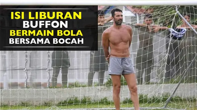 Isi Liburan, Buffon Bermain Bola Bersama Anak Kampung